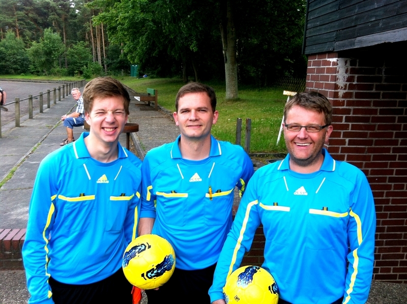 Auf dem Foto sind 3 Bardowicker Schiedsrichter: Uli Meyer, Niklas Schaffarczyk und Markus Vick
