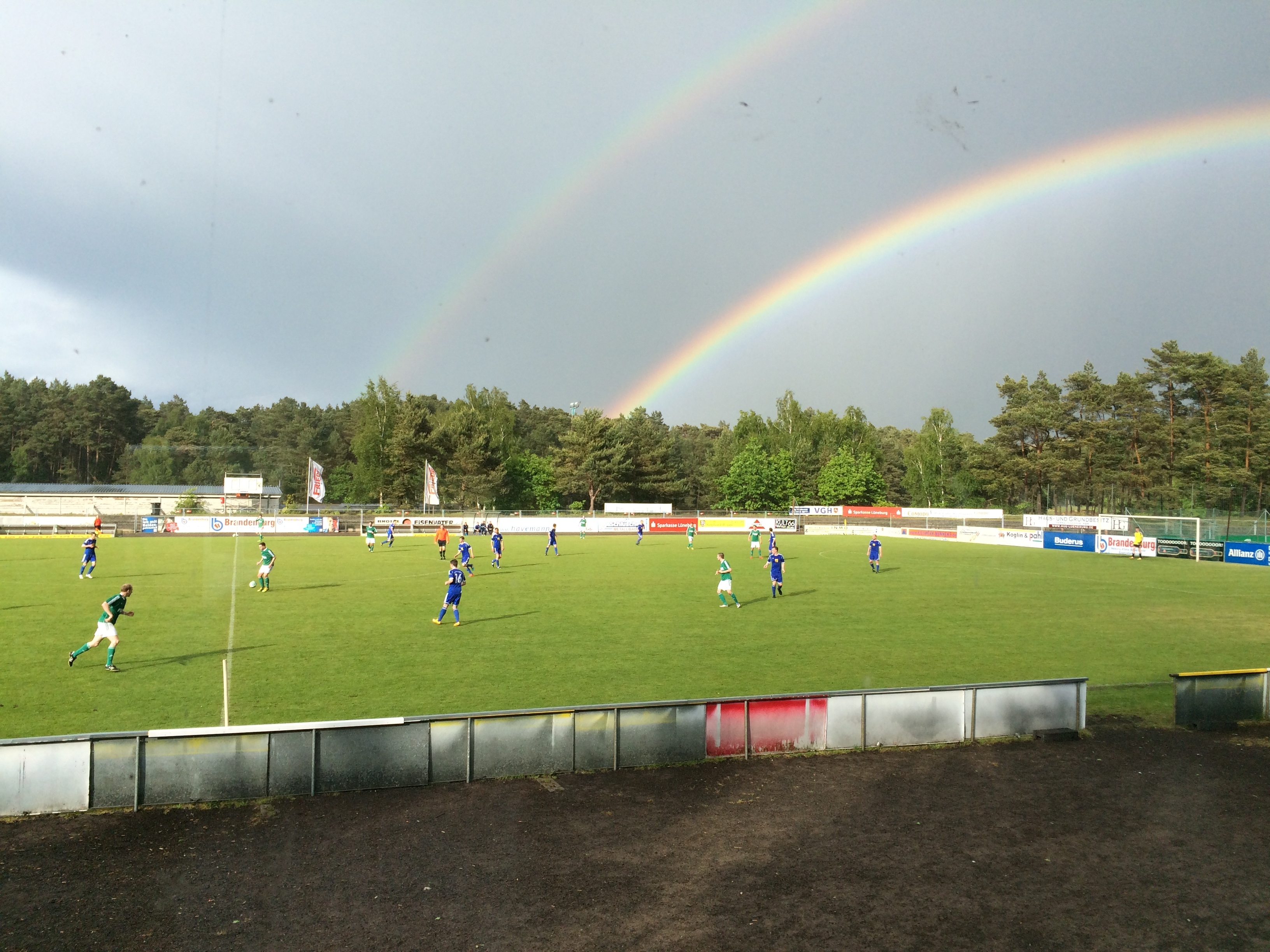Tolles Naturschuspiel beim Spiel TSV Bardowick-VfL Breese mit doppeltem Regenbogen