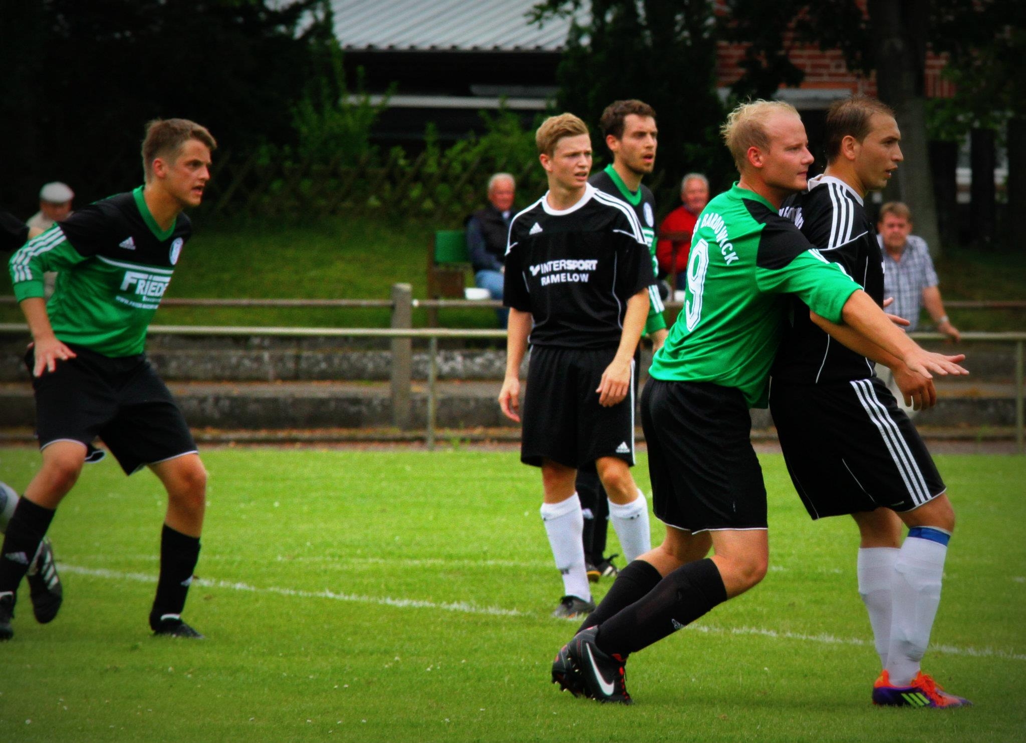 Hier eine Szene aus dem 1. Bezirksligaspiel nach dem Aufstieg. Die Bardowicker Timo Dettmann, Christoph Koch und Stephan Pohl passen auf den jetzigen LSK-Spieler Daniel Maas auf.